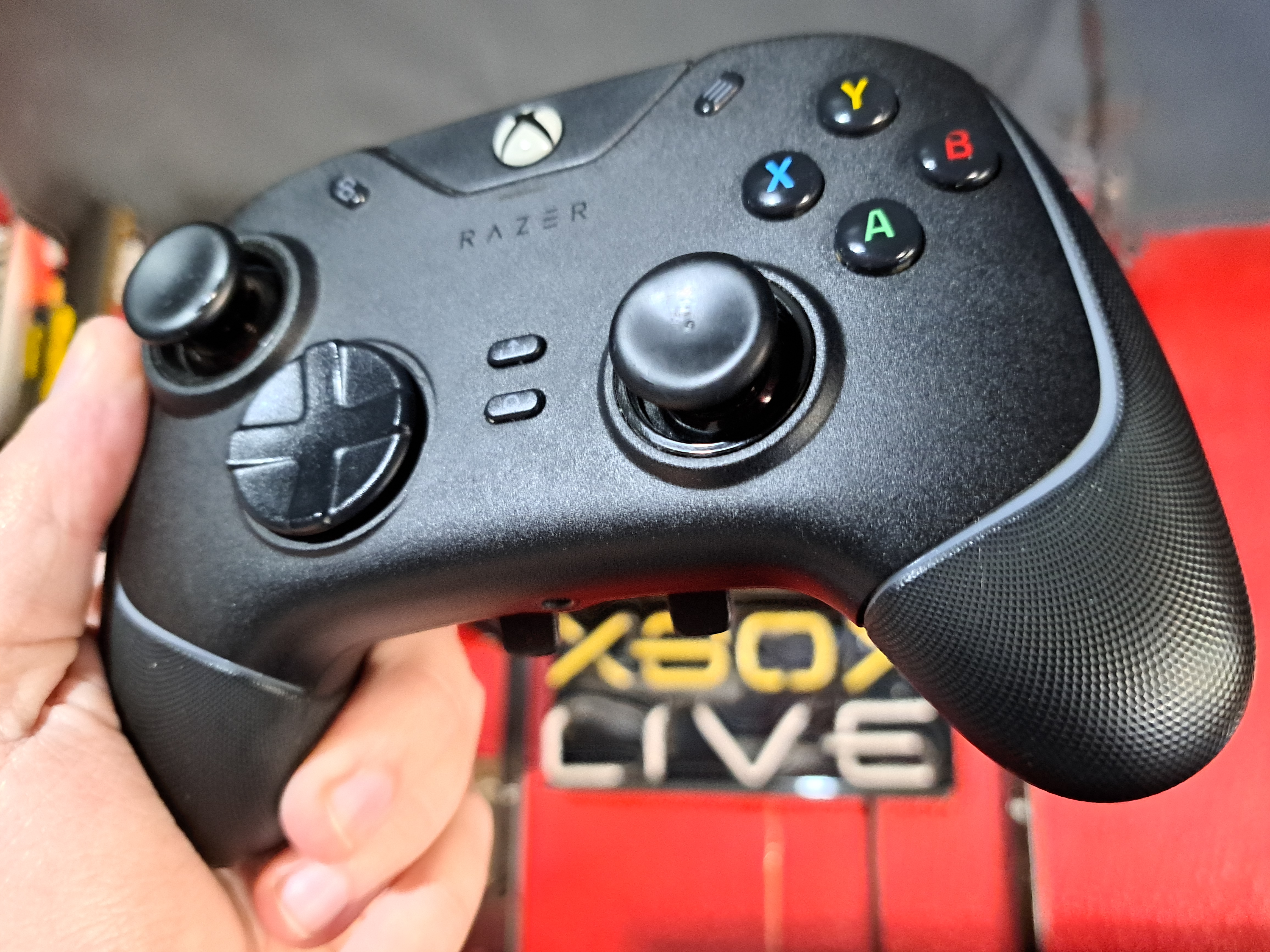 Razer Wolverine V2 Wired Gaming Controller screenshot 3 for Xbox Series X