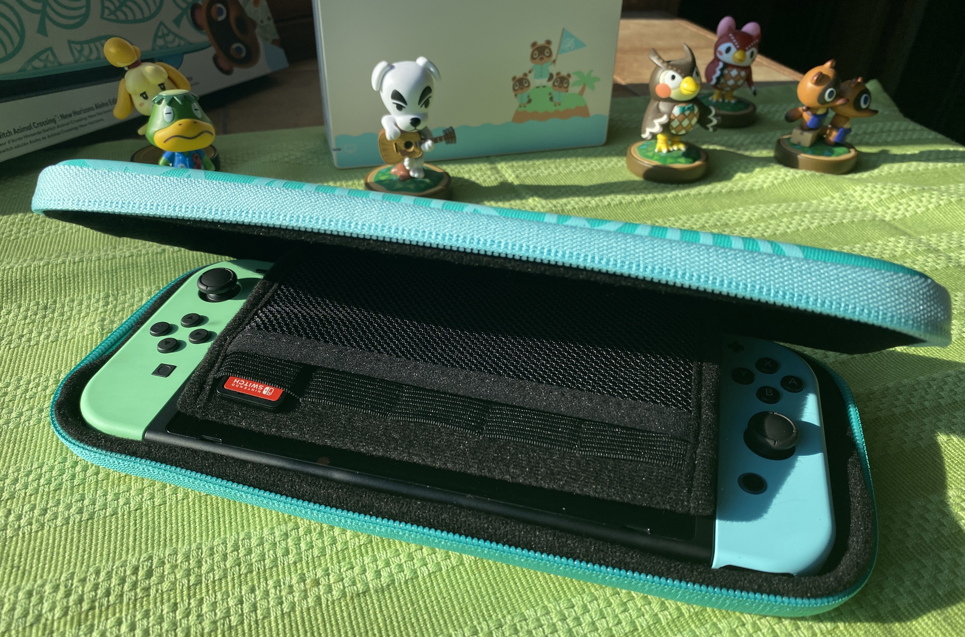 Animal Crossing: New Horizons Aloha Edition Carrying Case & Screen Protector screenshot 4 for Nintendo Switch